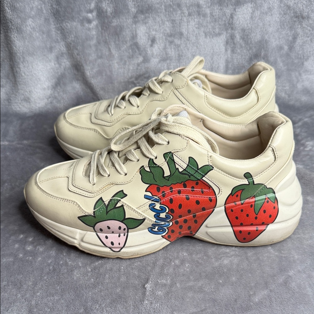 Gucci Kids Beige Sneakers with Strawberry Motif